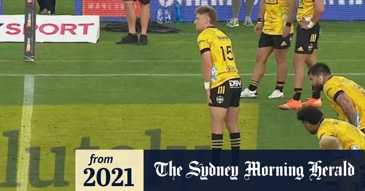 Video Jordie Barrett's 55m monster kick